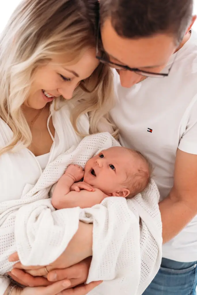 Christina R. - Newborn- und Familienshooting mit Maria. Herzliche und natürliche Atmosphäre, perfekte Momente eingefangen. Absolute Herzensempfehlung!